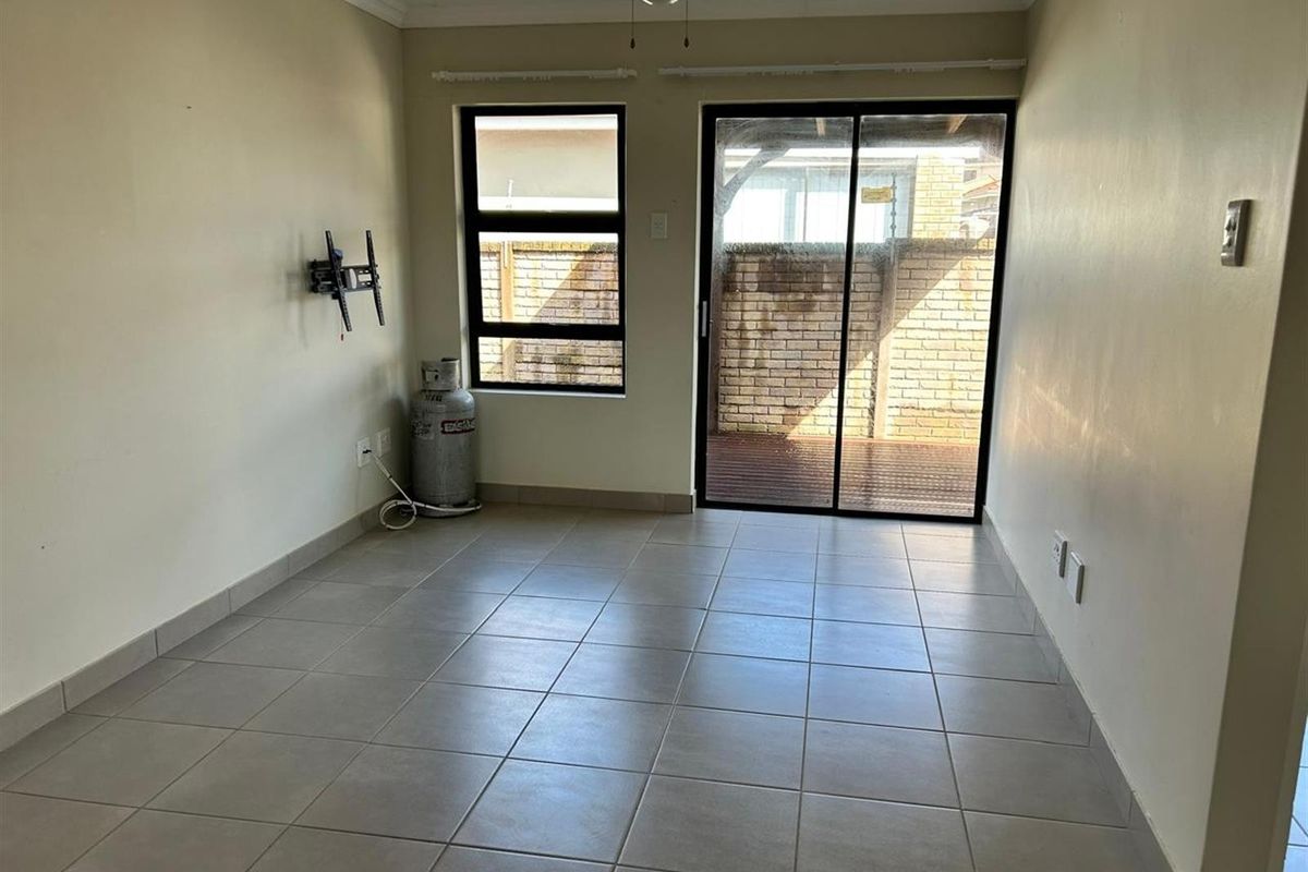 Charming One-Bedroom Home in Secure Waterside Country Estate - Crossways, East London - Photo 5