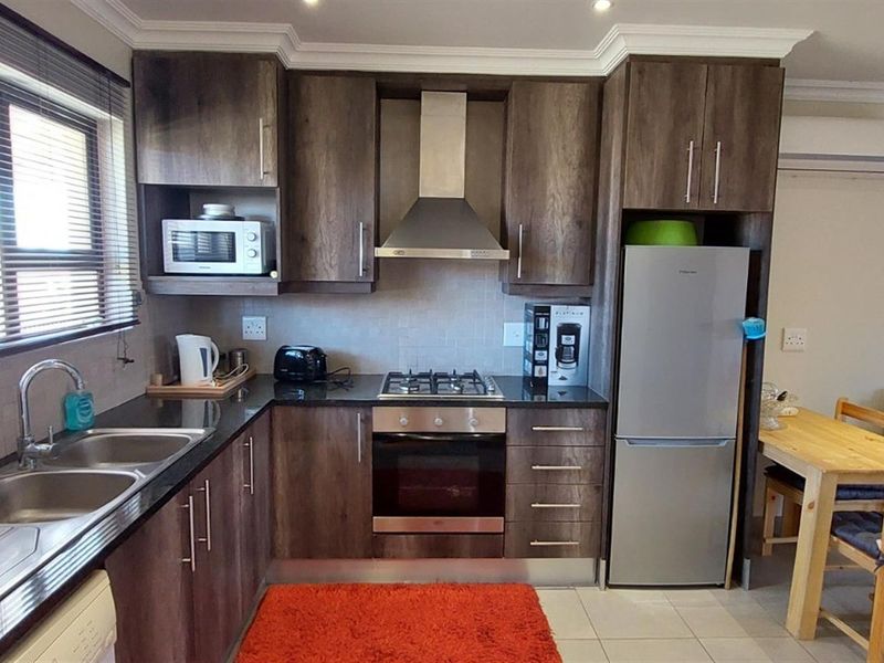 Charming One-Bedroom Home in Secure Waterside Country Estate - Crossways, East London - Photo 3