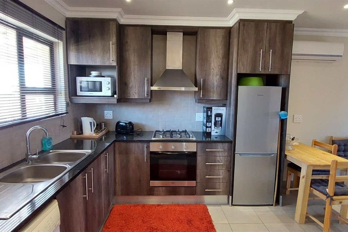 Charming One-Bedroom Home in Secure Waterside Country Estate - Crossways, East London - Photo 3