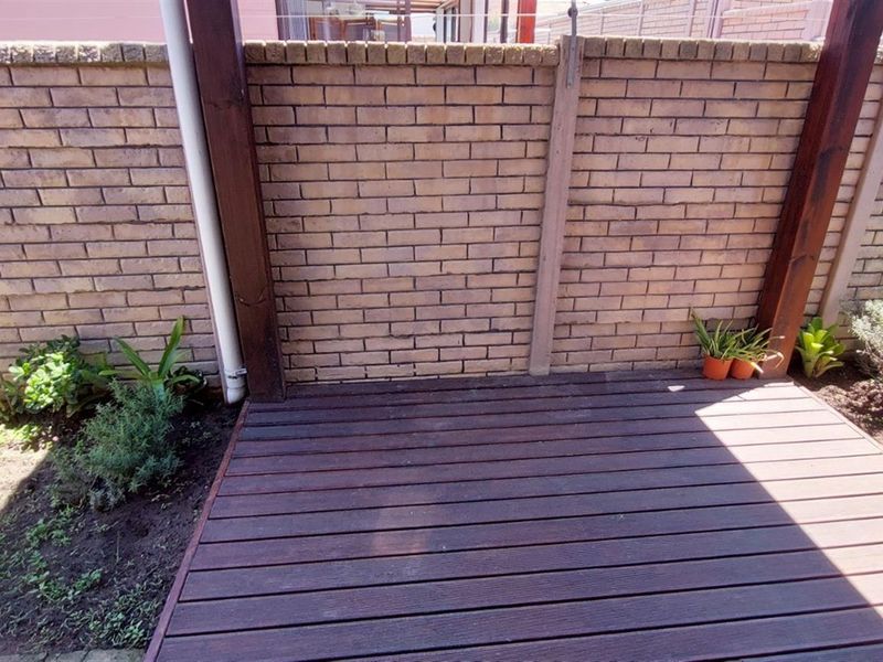 Charming One-Bedroom Home in Secure Waterside Country Estate - Crossways, East London - Photo 9