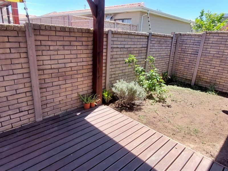 Charming One-Bedroom Home in Secure Waterside Country Estate - Crossways, East London - Photo 10