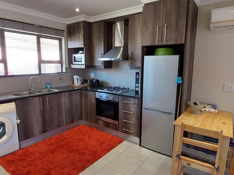 Charming One-Bedroom Home in Secure Waterside Country Estate - Crossways, East London - Photo 4