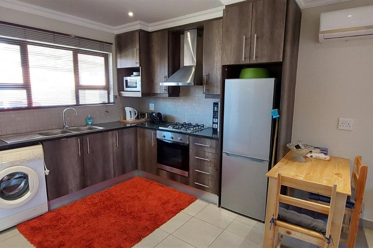 Charming One-Bedroom Home in Secure Waterside Country Estate - Crossways, East London - Photo 4