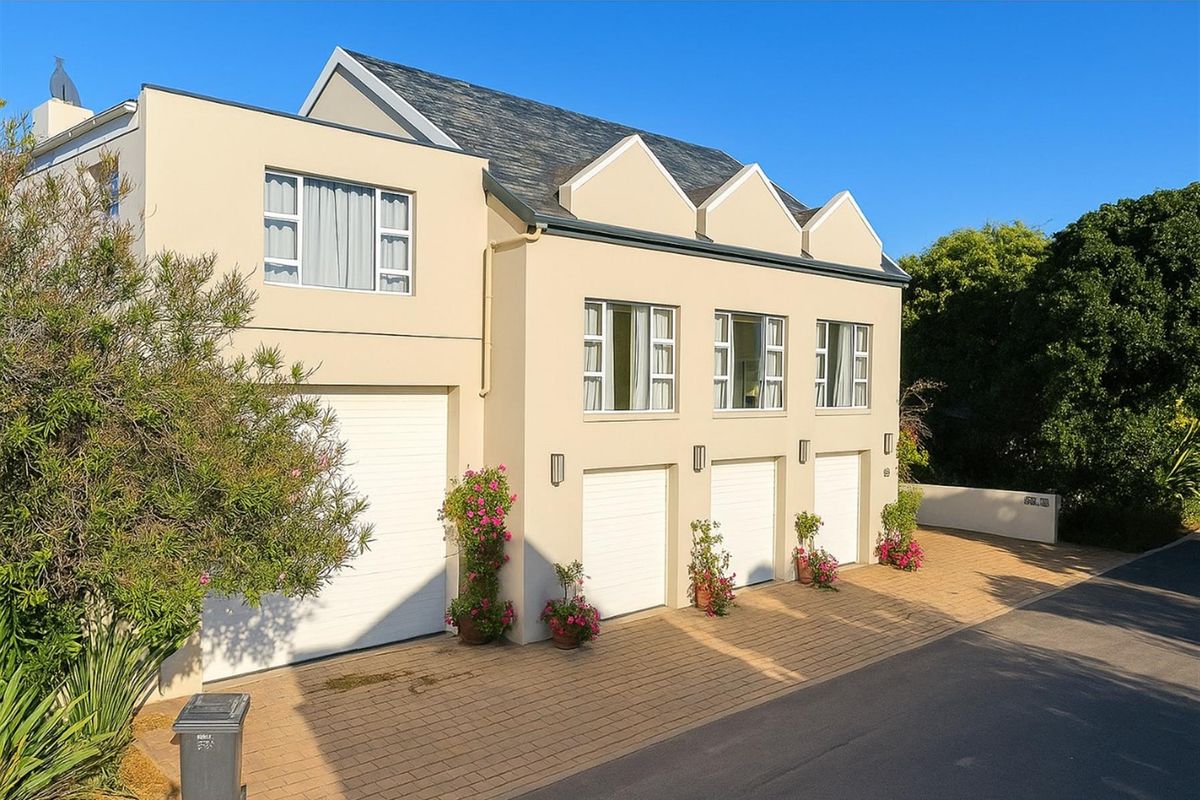 Prestigious Home, Private Jetty, Apartment and Solar Power - Photo 4