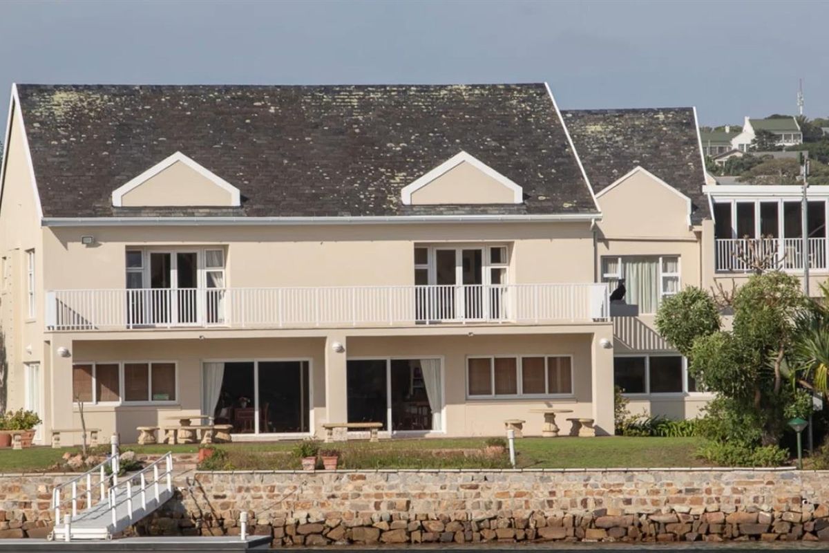 Prestigious Home, Private Jetty, Apartment and Solar Power - Photo 3