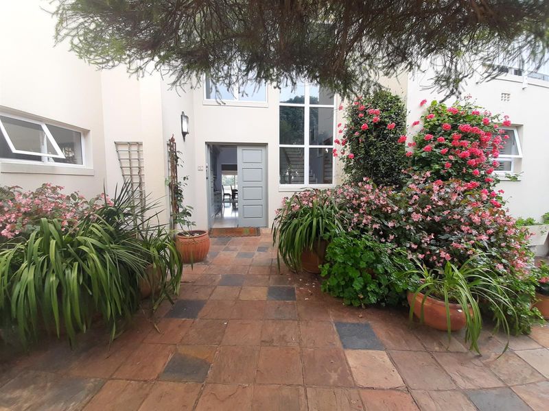 Prestigious Home, Private Jetty, Apartment and Solar Power - Photo 10