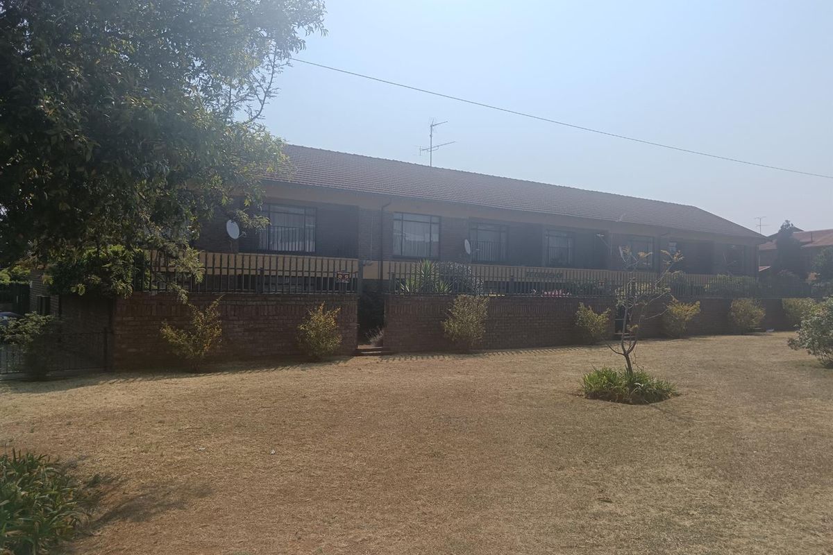 2 Bedroom Apartment For Sale in Greenhills, Randfontein - Photo 2