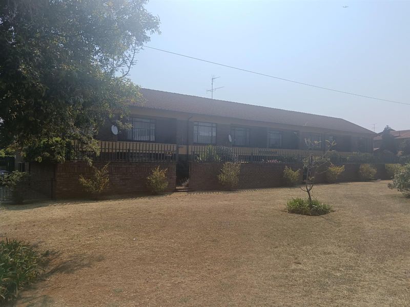 2 Bedroom Apartment For Sale in Greenhills, Randfontein - Photo 2