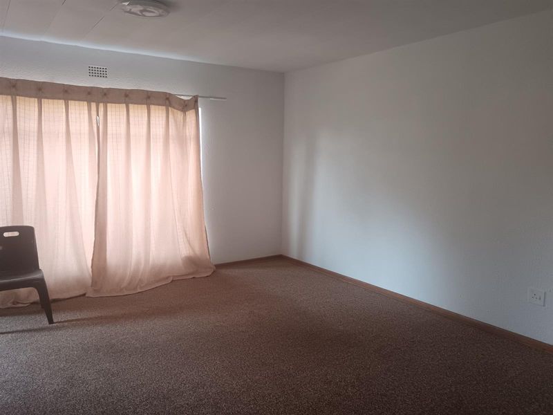 2 Bedroom Apartment For Sale in Greenhills, Randfontein - Photo 4