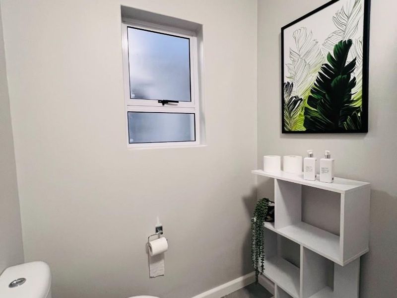 2 Bedroom fully furnished apartment To Rent in Table View - Photo 6