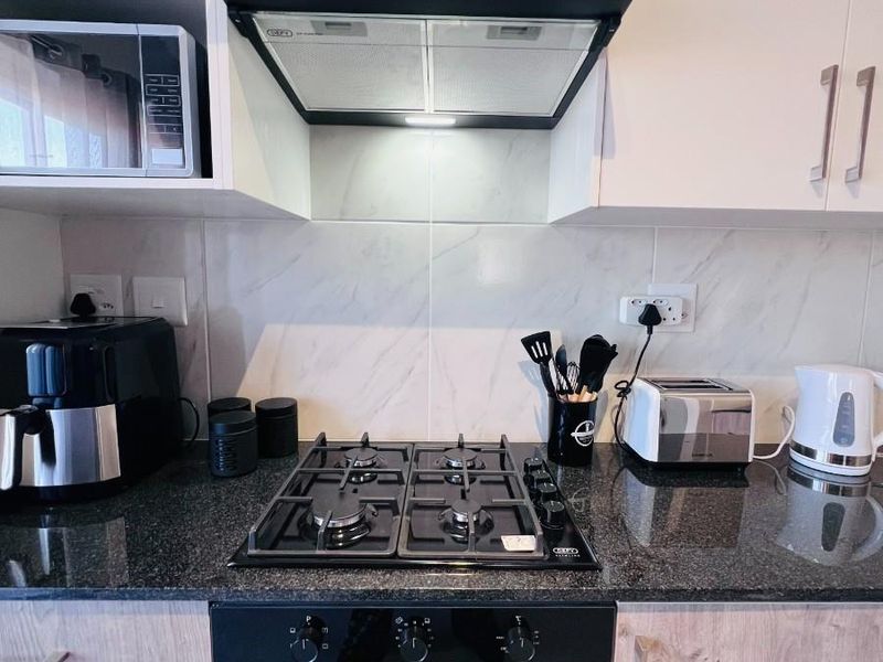 2 Bedroom fully furnished apartment To Rent in Table View - Photo 10