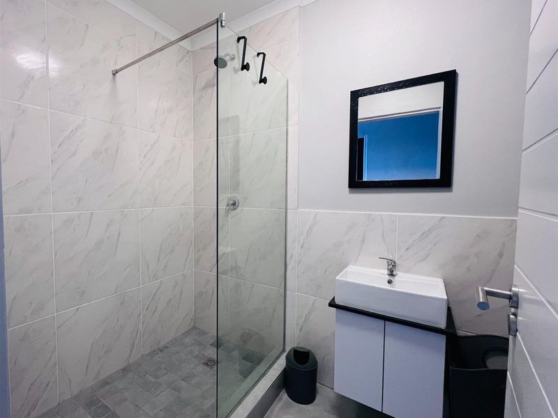 2 Bedroom fully furnished apartment To Rent in Table View - Photo 5