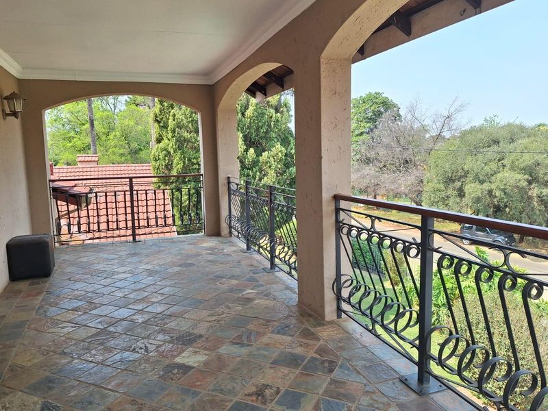 Charming Double-Storey home with private balcony, pool and plenty of living space. - Photo 9