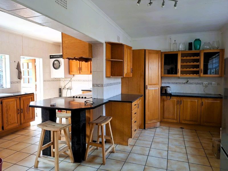 Charming Double-Storey home with private balcony, pool and plenty of living space. - Photo 6