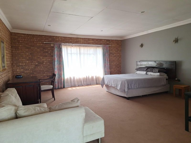 Charming Double-Storey home with private balcony, pool and plenty of living space. - Photo 10