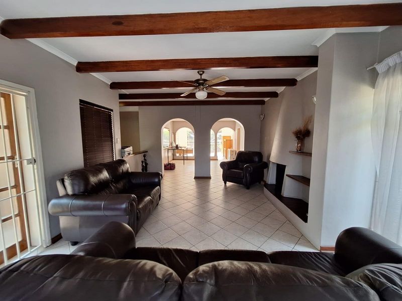 Charming Double-Storey home with private balcony, pool and plenty of living space. - Photo 3