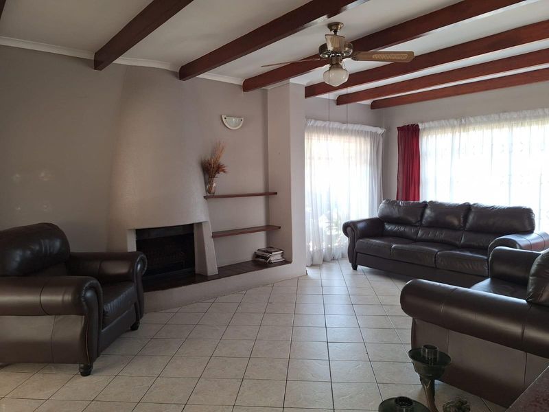 Charming Double-Storey home with private balcony, pool and plenty of living space. - Photo 4