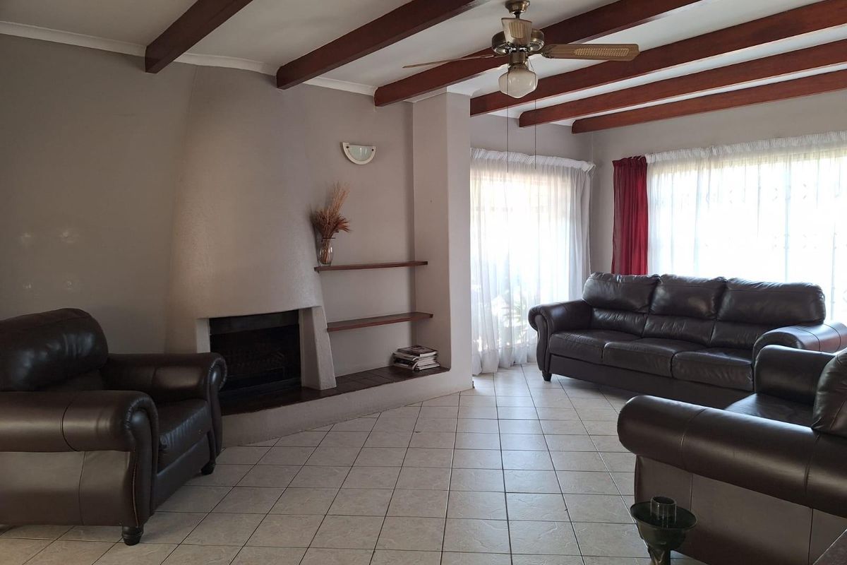 Charming Double-Storey home with private balcony, pool and plenty of living space. - Photo 4