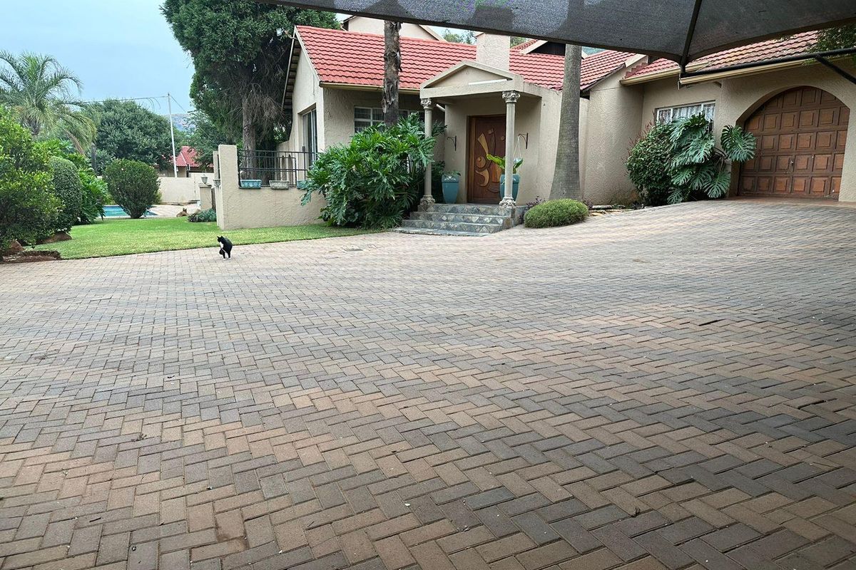 Charming Double-Storey home with private balcony, pool and plenty of living space. - Photo 2