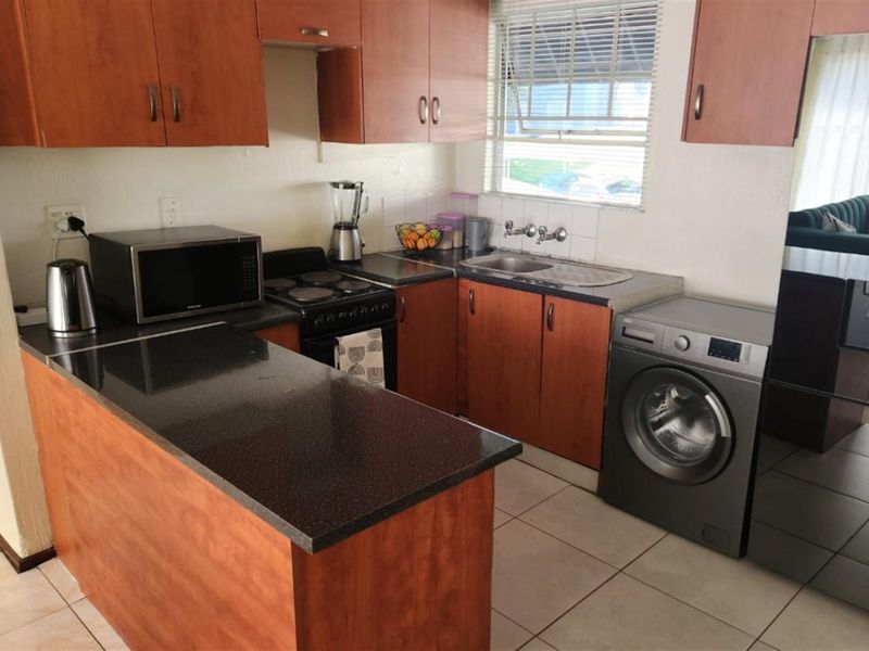 Apartment To Rent in Bramley view, Johannesburg - Photo 4