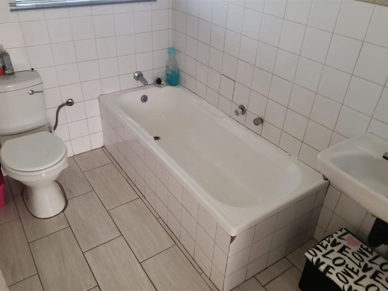 Apartment To Rent in Bramley view, Johannesburg - Photo 6