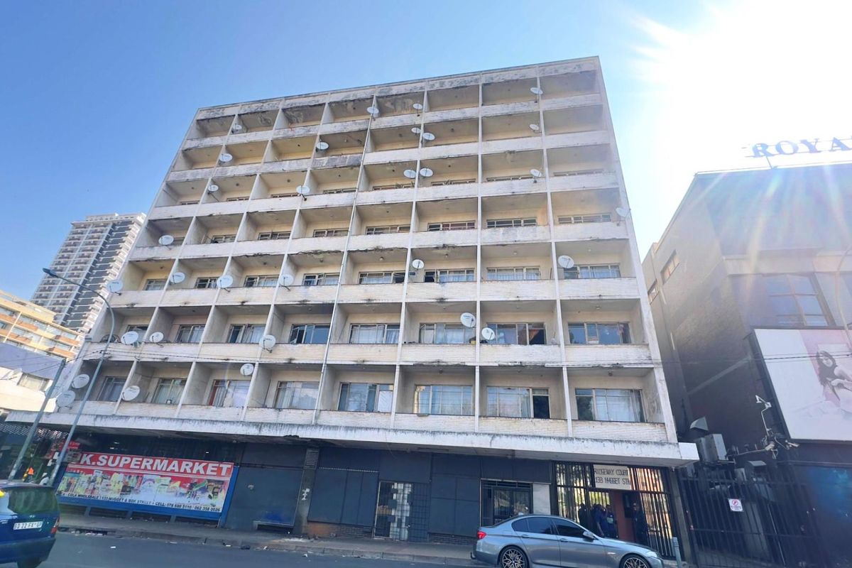 2 Bedroom Apartment For Sale in Doornfontein Johannesburg - Photo 2