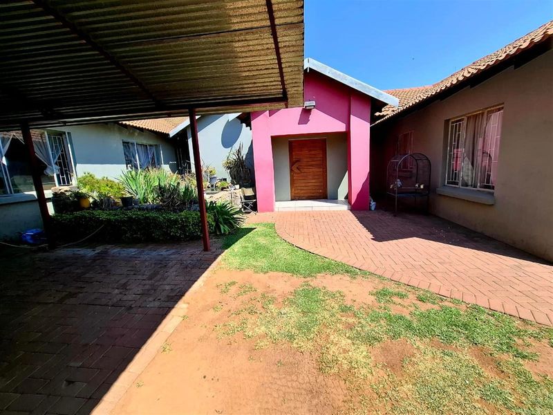 Family home with two flatlets as an extra income - Photo 3