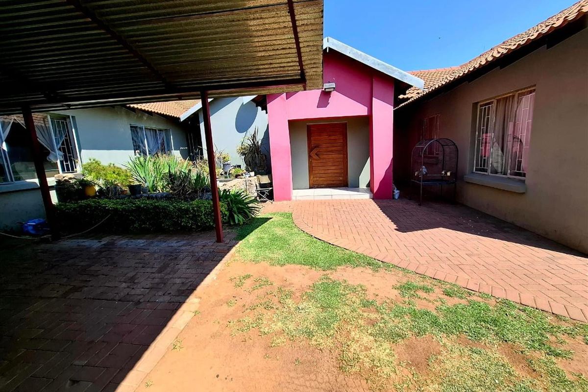 Family home with two flatlets as an extra income - Photo 3