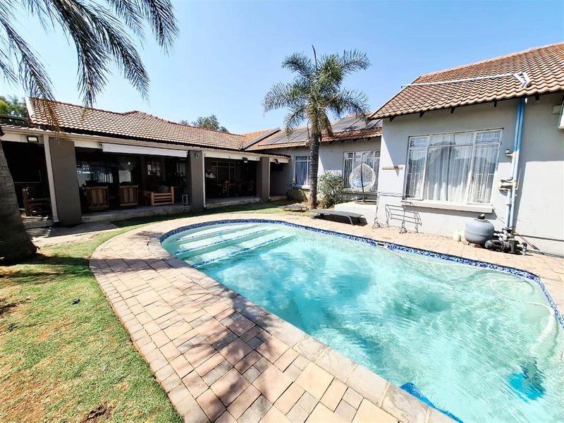 Family home with two flatlets as an extra income - Photo 2