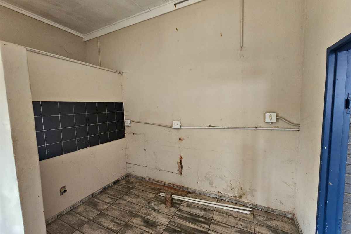 Warehouse  in Rocky drift, White River - Photo 5