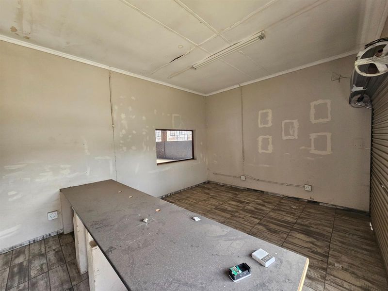 Warehouse  in Rocky drift, White River - Photo 2