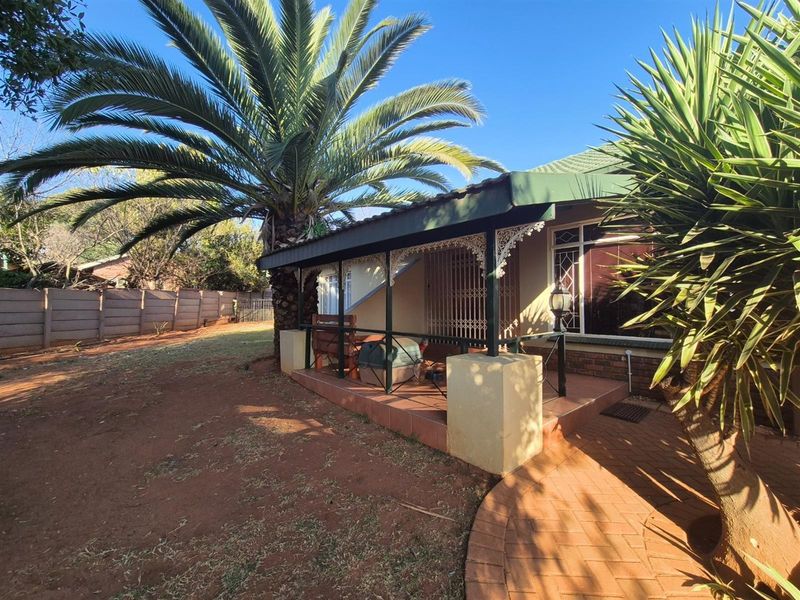 Exclusive Mandate - Three bedroom home with private study. - Photo 2