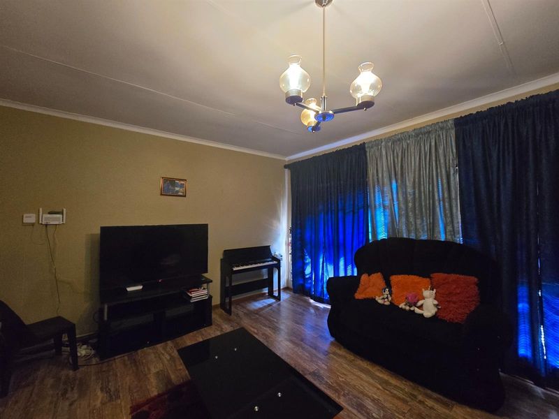 Three bedroom home with private study. - Photo 8