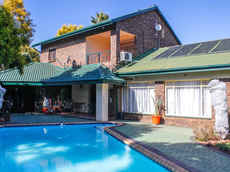 A Feel-Good Family Home Surrounded by Leafy Serenity - Photo 3