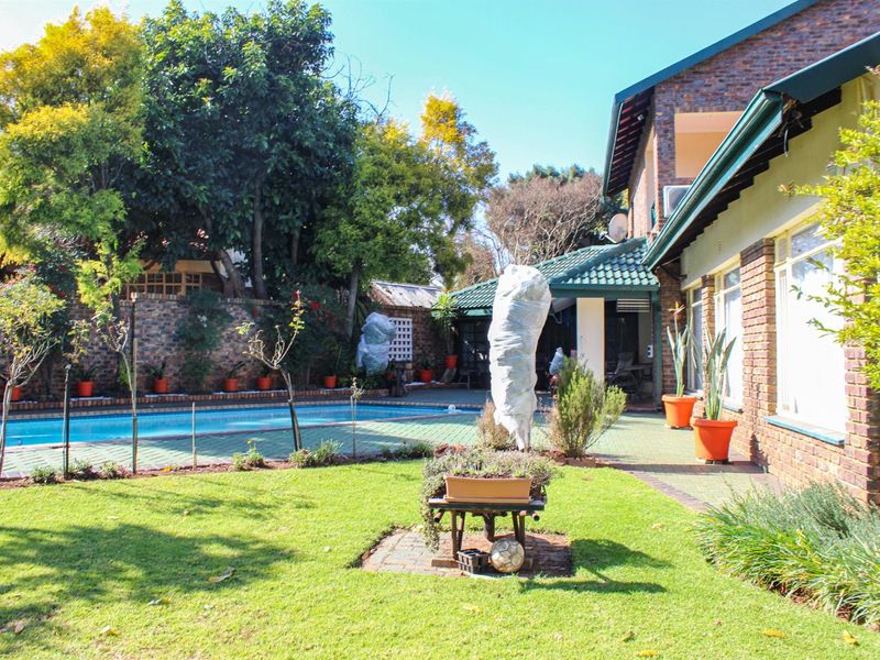 A Feel-Good Family Home Surrounded by Leafy Serenity - Photo 10