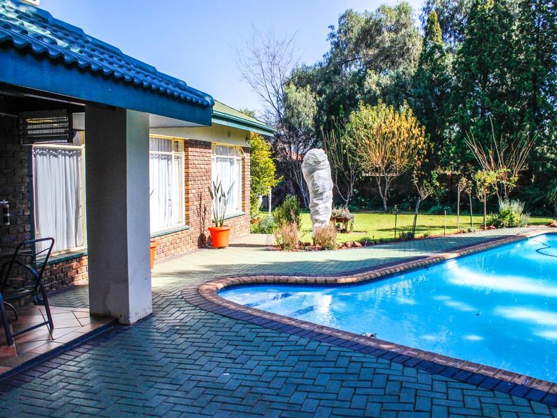 A Feel-Good Family Home Surrounded by Leafy Serenity - Photo 2