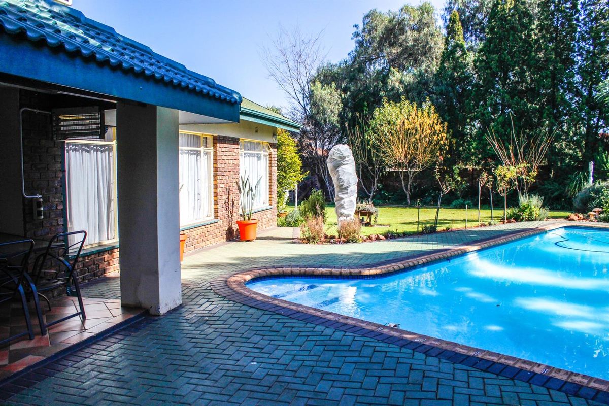 A Feel-Good Family Home Surrounded by Leafy Serenity - Photo 2