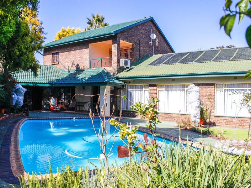 A Feel-Good Family Home Surrounded by Leafy Serenity - Photo 1