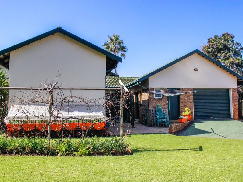A Feel-Good Family Home Surrounded by Leafy Serenity - Photo 4