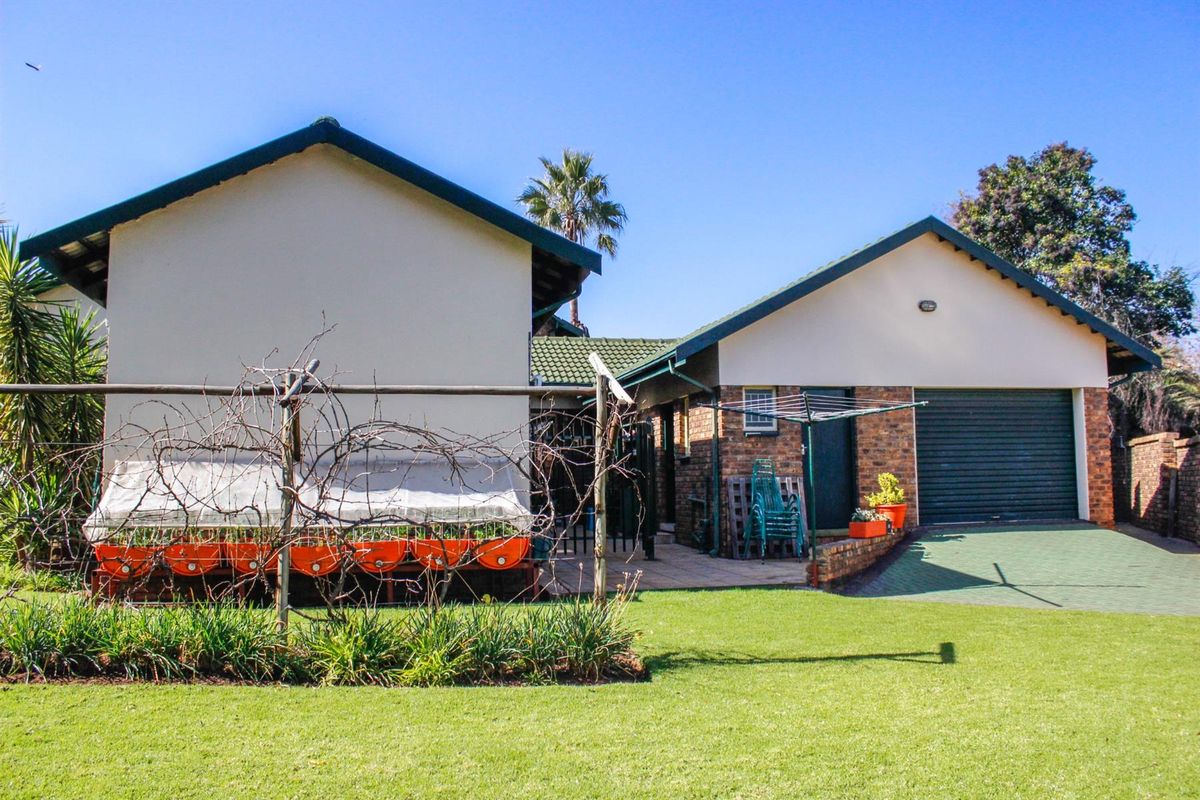 A Feel-Good Family Home Surrounded by Leafy Serenity - Photo 4