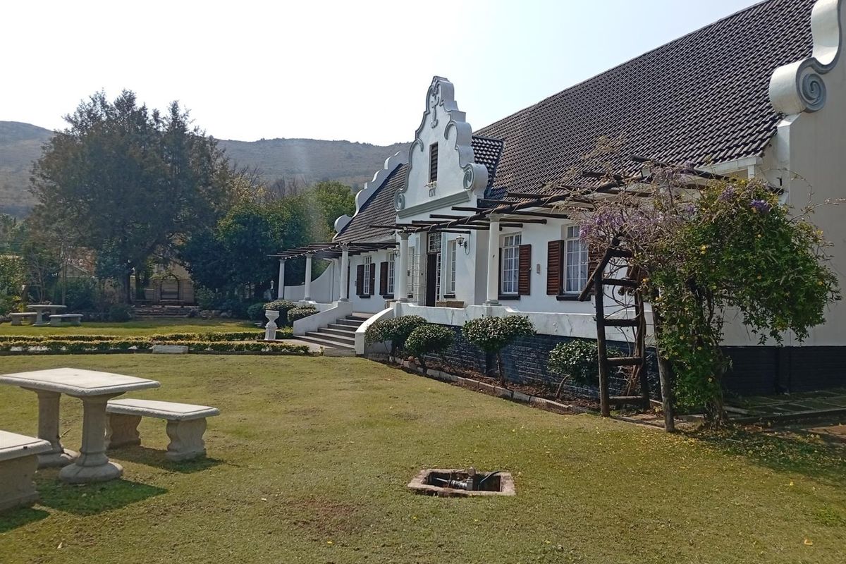 Spacious 5 Bedroom Cape Dutch Style Home in Balmoral, Top Town - Ideal for Large Families - Photo 3