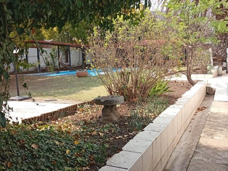 Spacious 5 Bedroom Cape Dutch Style Home in Balmoral, Top Town - Ideal for Large Families - Photo 7