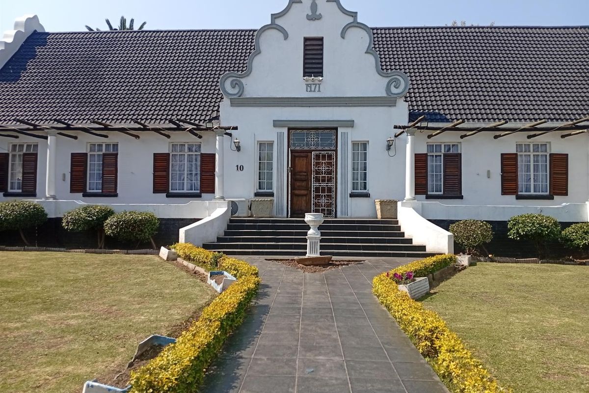 Spacious 5 Bedroom Cape Dutch Style Home in Balmoral, Top Town - Ideal for Large Families - Photo 2