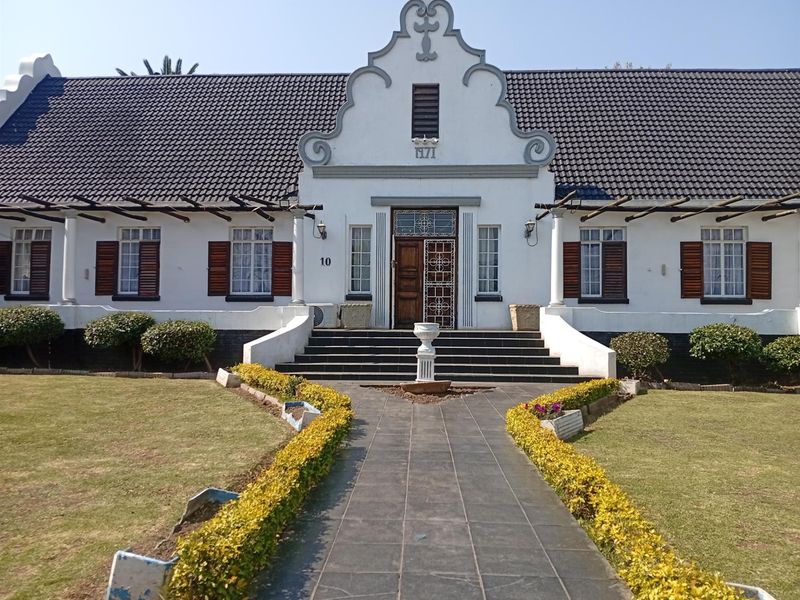 Spacious 5 Bedroom Cape Dutch Style Home in Balmoral, Top Town - Ideal for Large Families - Photo 2