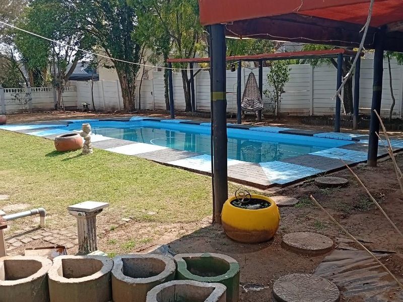 Spacious 5 Bedroom Cape Dutch Style Home in Balmoral, Top Town - Ideal for Large Families - Photo 6