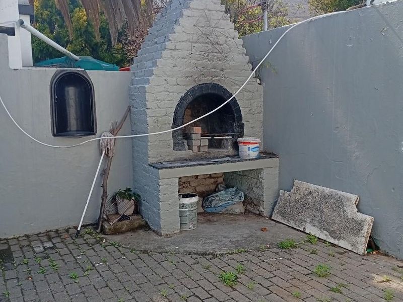 Spacious 5 Bedroom Cape Dutch Style Home in Balmoral, Top Town - Ideal for Large Families - Photo 9