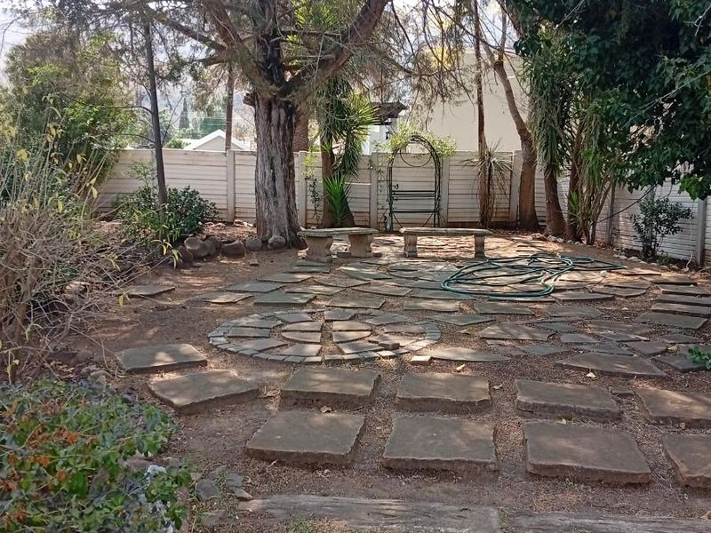 Spacious 5 Bedroom Cape Dutch Style Home in Balmoral, Top Town - Ideal for Large Families - Photo 8