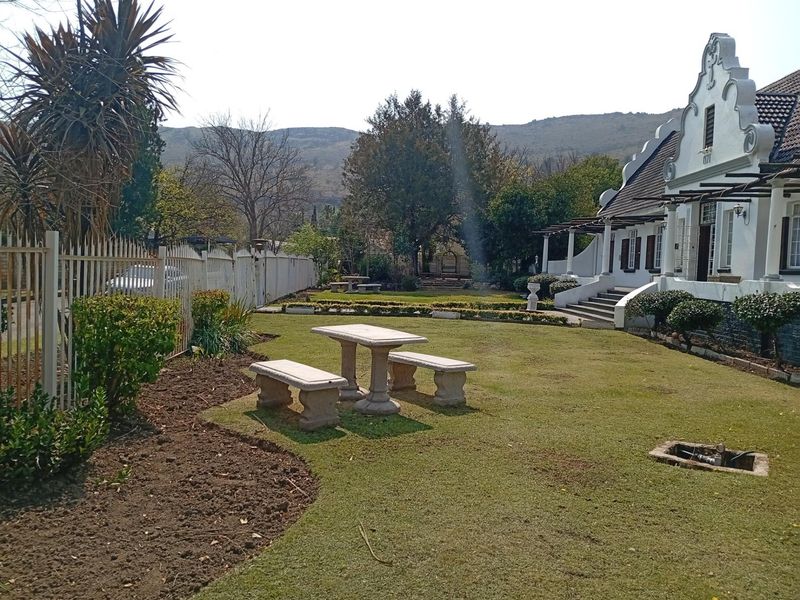 Spacious 5 Bedroom Cape Dutch Style Home in Balmoral, Top Town - Ideal for Large Families - Photo 4