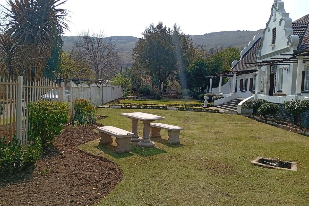 Spacious 5 Bedroom Cape Dutch Style Home in Balmoral, Top Town - Ideal for Large Families - Photo 4