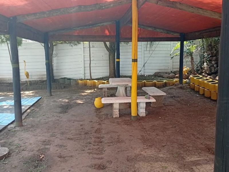 Spacious 5 Bedroom Cape Dutch Style Home in Balmoral, Top Town - Ideal for Large Families - Photo 10